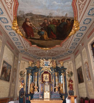 Zdjęcie nr 4: Ściany prezbiterium artykułowane malowanymi en grisaille, kompozytowymi pilastrami ustawionymi na wysokim cokole, dźwigającymi belkowanie, zakończone kostkowaniem, z tryglifami na ich osi. Cokół i fryz dekorowane płycinami z malowaną imitacją czerwonej marmoryzacji. Między pilastrami w połowie wysokości ściany malowane nisze zamknięte konchami z wizerunkami świętych, sceny ze świętymi w prostokątnych ramach i medaliony. Nisze i medaliony ukazane na beżowym tle, ujęte od dołu i od góry wicią roślinną z uskrzydlonymi główkami anielskimi i z krzyżami malowanymi en grisaille. Sceny ze świętymi ukazane na tle ścian pokrytych imitacją jasnobrązowej marmoryzacji. Na ścianie północnej w czerwonych niszach całopostaciowe przedstawienia św. Szymona z Lipnicy, św. Jacka oraz św. Andrzeja Boboli malowane en grisaille. Nad drzwiami do zakrystii malowana monochromatycznie w odcieniach czerwieni scena ze św. Kazimierzem klęczącym przed krucyfiksem, w towarzystwie puttów. Pomiędzy niszami scena ze św. Stanisławem wskrzeszającym Piotrowina. Na ścianie południowej w czerwonych niszach całopostaciowe przedstawienia św. Kingi i bł. Bronisławy malowane en grisaille oraz malowane dwie sceny ujęte ramami ukazujące św. Jana Kantego z uczniami na dziedzińcu Collegium Maius oraz św. Wojciecha podczas kazania. Pod oknem malowana podłużna płycina, ujęta ramą z monochromatycznym przedstawieniem aniołków w tanecznych pozach w jasnoczerwonych odcieniach. Na ścianie zamykającej prezbiterium namalowane en grisaille dwa medaliony z popiersiami św. Stanisława Kostki i św. Jadwigi. Strop w części prezbiterialnej ujęty ramą z kasetonów o niebieskim tle z rozetami. Pole środkowe stropu wypełnione białą wicią roślinną na bladoróżowym tle. W centralnej części plafon w formie stojącego prostokąta z wyłamanymi na kształt łuków odcinkowych bokami, ujęty rzeźbioną ramą, z przedstawieniem ofiarowania kluczy św. Piotrowi. 
Ściany nawy artykułowane analogicznymi względem prezbiterium pilastrami na cokołach, dźwigającymi belkowanie. Pomiędzy otworami okiennymi malowane nisze z postaciami Chrystusa (ściana północna) i Marii (ściana południowa). Strop nad nawą główną ujęty bordiurą z kasetonów o niebieskim tle z rozetami. W centralnej części plafon w formie stojącego prostokąta z wyłamanymi na kształt łuków odcinkowych bokami, krótszymi wypukłymi, dłuższymi wklęsłymi, ujęty rzeźbioną ramą, z przedstawieniem kazania św. Pawła w Atenach. W czterech narożach plafonu bladoczerwone pola o nieregularnym kształcie wypełnione wicią roślinną z atrybutami godności kościelnych – tiarą papieską, stułą, tablicami prawa (papież), kapeluszem kardynalskim, księgą, stułą, laską z krzyżem patriarchalnym (kardynał), infułą, kadzielnicą, księgą, pastorałem (biskup), biretem, księgą, stułą, kadzielnicą, laską zakończoną krzyżem (kanonik). W części zachodniej, pod chórem strop belkowy. Pola pomiędzy belkami wypełnione wicią roślinną z główkami anielskimi. Ściany podzielone na dwie strefy – część cokołową oraz partię górną imitującą rustykę.

