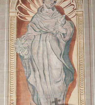 Zdjęcie nr 2: Ściany prezbiterium artykułowane malowanymi en grisaille, kompozytowymi pilastrami ustawionymi na wysokim cokole, dźwigającymi belkowanie, zakończone kostkowaniem, z tryglifami na ich osi. Cokół i fryz dekorowane płycinami z malowaną imitacją czerwonej marmoryzacji. Między pilastrami w połowie wysokości ściany malowane nisze zamknięte konchami z wizerunkami świętych, sceny ze świętymi w prostokątnych ramach i medaliony. Nisze i medaliony ukazane na beżowym tle, ujęte od dołu i od góry wicią roślinną z uskrzydlonymi główkami anielskimi i z krzyżami malowanymi en grisaille. Sceny ze świętymi ukazane na tle ścian pokrytych imitacją jasnobrązowej marmoryzacji. Na ścianie północnej w czerwonych niszach całopostaciowe przedstawienia św. Szymona z Lipnicy, św. Jacka oraz św. Andrzeja Boboli malowane en grisaille. Nad drzwiami do zakrystii malowana monochromatycznie w odcieniach czerwieni scena ze św. Kazimierzem klęczącym przed krucyfiksem, w towarzystwie puttów. Pomiędzy niszami scena ze św. Stanisławem wskrzeszającym Piotrowina. Na ścianie południowej w czerwonych niszach całopostaciowe przedstawienia św. Kingi i bł. Bronisławy malowane en grisaille oraz malowane dwie sceny ujęte ramami ukazujące św. Jana Kantego z uczniami na dziedzińcu Collegium Maius oraz św. Wojciecha podczas kazania. Pod oknem malowana podłużna płycina, ujęta ramą z monochromatycznym przedstawieniem aniołków w tanecznych pozach w jasnoczerwonych odcieniach. Na ścianie zamykającej prezbiterium namalowane en grisaille dwa medaliony z popiersiami św. Stanisława Kostki i św. Jadwigi. Strop w części prezbiterialnej ujęty ramą z kasetonów o niebieskim tle z rozetami. Pole środkowe stropu wypełnione białą wicią roślinną na bladoróżowym tle. W centralnej części plafon w formie stojącego prostokąta z wyłamanymi na kształt łuków odcinkowych bokami, ujęty rzeźbioną ramą, z przedstawieniem ofiarowania kluczy św. Piotrowi. 
Ściany nawy artykułowane analogicznymi względem prezbiterium pilastrami na cokołach, dźwigającymi belkowanie. Pomiędzy otworami okiennymi malowane nisze z postaciami Chrystusa (ściana północna) i Marii (ściana południowa). Strop nad nawą główną ujęty bordiurą z kasetonów o niebieskim tle z rozetami. W centralnej części plafon w formie stojącego prostokąta z wyłamanymi na kształt łuków odcinkowych bokami, krótszymi wypukłymi, dłuższymi wklęsłymi, ujęty rzeźbioną ramą, z przedstawieniem kazania św. Pawła w Atenach. W czterech narożach plafonu bladoczerwone pola o nieregularnym kształcie wypełnione wicią roślinną z atrybutami godności kościelnych – tiarą papieską, stułą, tablicami prawa (papież), kapeluszem kardynalskim, księgą, stułą, laską z krzyżem patriarchalnym (kardynał), infułą, kadzielnicą, księgą, pastorałem (biskup), biretem, księgą, stułą, kadzielnicą, laską zakończoną krzyżem (kanonik). W części zachodniej, pod chórem strop belkowy. Pola pomiędzy belkami wypełnione wicią roślinną z główkami anielskimi. Ściany podzielone na dwie strefy – część cokołową oraz partię górną imitującą rustykę.

