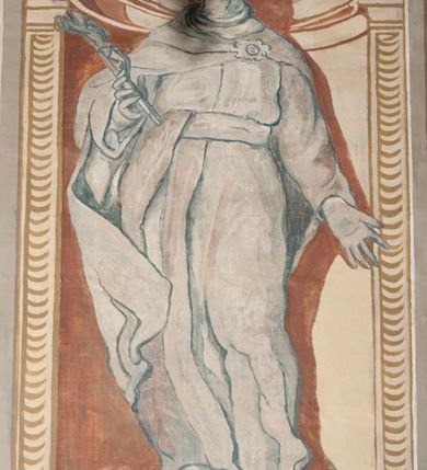 Zdjęcie nr 6: Ściany prezbiterium artykułowane malowanymi en grisaille, kompozytowymi pilastrami ustawionymi na wysokim cokole, dźwigającymi belkowanie, zakończone kostkowaniem, z tryglifami na ich osi. Cokół i fryz dekorowane płycinami z malowaną imitacją czerwonej marmoryzacji. Między pilastrami w połowie wysokości ściany malowane nisze zamknięte konchami z wizerunkami świętych, sceny ze świętymi w prostokątnych ramach i medaliony. Nisze i medaliony ukazane na beżowym tle, ujęte od dołu i od góry wicią roślinną z uskrzydlonymi główkami anielskimi i z krzyżami malowanymi en grisaille. Sceny ze świętymi ukazane na tle ścian pokrytych imitacją jasnobrązowej marmoryzacji. Na ścianie północnej w czerwonych niszach całopostaciowe przedstawienia św. Szymona z Lipnicy, św. Jacka oraz św. Andrzeja Boboli malowane en grisaille. Nad drzwiami do zakrystii malowana monochromatycznie w odcieniach czerwieni scena ze św. Kazimierzem klęczącym przed krucyfiksem, w towarzystwie puttów. Pomiędzy niszami scena ze św. Stanisławem wskrzeszającym Piotrowina. Na ścianie południowej w czerwonych niszach całopostaciowe przedstawienia św. Kingi i bł. Bronisławy malowane en grisaille oraz malowane dwie sceny ujęte ramami ukazujące św. Jana Kantego z uczniami na dziedzińcu Collegium Maius oraz św. Wojciecha podczas kazania. Pod oknem malowana podłużna płycina, ujęta ramą z monochromatycznym przedstawieniem aniołków w tanecznych pozach w jasnoczerwonych odcieniach. Na ścianie zamykającej prezbiterium namalowane en grisaille dwa medaliony z popiersiami św. Stanisława Kostki i św. Jadwigi. Strop w części prezbiterialnej ujęty ramą z kasetonów o niebieskim tle z rozetami. Pole środkowe stropu wypełnione białą wicią roślinną na bladoróżowym tle. W centralnej części plafon w formie stojącego prostokąta z wyłamanymi na kształt łuków odcinkowych bokami, ujęty rzeźbioną ramą, z przedstawieniem ofiarowania kluczy św. Piotrowi. 
Ściany nawy artykułowane analogicznymi względem prezbiterium pilastrami na cokołach, dźwigającymi belkowanie. Pomiędzy otworami okiennymi malowane nisze z postaciami Chrystusa (ściana północna) i Marii (ściana południowa). Strop nad nawą główną ujęty bordiurą z kasetonów o niebieskim tle z rozetami. W centralnej części plafon w formie stojącego prostokąta z wyłamanymi na kształt łuków odcinkowych bokami, krótszymi wypukłymi, dłuższymi wklęsłymi, ujęty rzeźbioną ramą, z przedstawieniem kazania św. Pawła w Atenach. W czterech narożach plafonu bladoczerwone pola o nieregularnym kształcie wypełnione wicią roślinną z atrybutami godności kościelnych – tiarą papieską, stułą, tablicami prawa (papież), kapeluszem kardynalskim, księgą, stułą, laską z krzyżem patriarchalnym (kardynał), infułą, kadzielnicą, księgą, pastorałem (biskup), biretem, księgą, stułą, kadzielnicą, laską zakończoną krzyżem (kanonik). W części zachodniej, pod chórem strop belkowy. Pola pomiędzy belkami wypełnione wicią roślinną z główkami anielskimi. Ściany podzielone na dwie strefy – część cokołową oraz partię górną imitującą rustykę.

