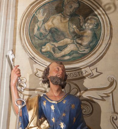 Zdjęcie nr 9: Ściany prezbiterium artykułowane malowanymi en grisaille, kompozytowymi pilastrami ustawionymi na wysokim cokole, dźwigającymi belkowanie, zakończone kostkowaniem, z tryglifami na ich osi. Cokół i fryz dekorowane płycinami z malowaną imitacją czerwonej marmoryzacji. Między pilastrami w połowie wysokości ściany malowane nisze zamknięte konchami z wizerunkami świętych, sceny ze świętymi w prostokątnych ramach i medaliony. Nisze i medaliony ukazane na beżowym tle, ujęte od dołu i od góry wicią roślinną z uskrzydlonymi główkami anielskimi i z krzyżami malowanymi en grisaille. Sceny ze świętymi ukazane na tle ścian pokrytych imitacją jasnobrązowej marmoryzacji. Na ścianie północnej w czerwonych niszach całopostaciowe przedstawienia św. Szymona z Lipnicy, św. Jacka oraz św. Andrzeja Boboli malowane en grisaille. Nad drzwiami do zakrystii malowana monochromatycznie w odcieniach czerwieni scena ze św. Kazimierzem klęczącym przed krucyfiksem, w towarzystwie puttów. Pomiędzy niszami scena ze św. Stanisławem wskrzeszającym Piotrowina. Na ścianie południowej w czerwonych niszach całopostaciowe przedstawienia św. Kingi i bł. Bronisławy malowane en grisaille oraz malowane dwie sceny ujęte ramami ukazujące św. Jana Kantego z uczniami na dziedzińcu Collegium Maius oraz św. Wojciecha podczas kazania. Pod oknem malowana podłużna płycina, ujęta ramą z monochromatycznym przedstawieniem aniołków w tanecznych pozach w jasnoczerwonych odcieniach. Na ścianie zamykającej prezbiterium namalowane en grisaille dwa medaliony z popiersiami św. Stanisława Kostki i św. Jadwigi. Strop w części prezbiterialnej ujęty ramą z kasetonów o niebieskim tle z rozetami. Pole środkowe stropu wypełnione białą wicią roślinną na bladoróżowym tle. W centralnej części plafon w formie stojącego prostokąta z wyłamanymi na kształt łuków odcinkowych bokami, ujęty rzeźbioną ramą, z przedstawieniem ofiarowania kluczy św. Piotrowi. 
Ściany nawy artykułowane analogicznymi względem prezbiterium pilastrami na cokołach, dźwigającymi belkowanie. Pomiędzy otworami okiennymi malowane nisze z postaciami Chrystusa (ściana północna) i Marii (ściana południowa). Strop nad nawą główną ujęty bordiurą z kasetonów o niebieskim tle z rozetami. W centralnej części plafon w formie stojącego prostokąta z wyłamanymi na kształt łuków odcinkowych bokami, krótszymi wypukłymi, dłuższymi wklęsłymi, ujęty rzeźbioną ramą, z przedstawieniem kazania św. Pawła w Atenach. W czterech narożach plafonu bladoczerwone pola o nieregularnym kształcie wypełnione wicią roślinną z atrybutami godności kościelnych – tiarą papieską, stułą, tablicami prawa (papież), kapeluszem kardynalskim, księgą, stułą, laską z krzyżem patriarchalnym (kardynał), infułą, kadzielnicą, księgą, pastorałem (biskup), biretem, księgą, stułą, kadzielnicą, laską zakończoną krzyżem (kanonik). W części zachodniej, pod chórem strop belkowy. Pola pomiędzy belkami wypełnione wicią roślinną z główkami anielskimi. Ściany podzielone na dwie strefy – część cokołową oraz partię górną imitującą rustykę.

