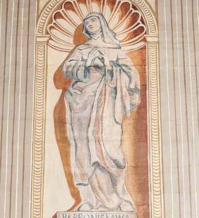 Zdjęcie nr 7: Ściany prezbiterium artykułowane malowanymi en grisaille, kompozytowymi pilastrami ustawionymi na wysokim cokole, dźwigającymi belkowanie, zakończone kostkowaniem, z tryglifami na ich osi. Cokół i fryz dekorowane płycinami z malowaną imitacją czerwonej marmoryzacji. Między pilastrami w połowie wysokości ściany malowane nisze zamknięte konchami z wizerunkami świętych, sceny ze świętymi w prostokątnych ramach i medaliony. Nisze i medaliony ukazane na beżowym tle, ujęte od dołu i od góry wicią roślinną z uskrzydlonymi główkami anielskimi i z krzyżami malowanymi en grisaille. Sceny ze świętymi ukazane na tle ścian pokrytych imitacją jasnobrązowej marmoryzacji. Na ścianie północnej w czerwonych niszach całopostaciowe przedstawienia św. Szymona z Lipnicy, św. Jacka oraz św. Andrzeja Boboli malowane en grisaille. Nad drzwiami do zakrystii malowana monochromatycznie w odcieniach czerwieni scena ze św. Kazimierzem klęczącym przed krucyfiksem, w towarzystwie puttów. Pomiędzy niszami scena ze św. Stanisławem wskrzeszającym Piotrowina. Na ścianie południowej w czerwonych niszach całopostaciowe przedstawienia św. Kingi i bł. Bronisławy malowane en grisaille oraz malowane dwie sceny ujęte ramami ukazujące św. Jana Kantego z uczniami na dziedzińcu Collegium Maius oraz św. Wojciecha podczas kazania. Pod oknem malowana podłużna płycina, ujęta ramą z monochromatycznym przedstawieniem aniołków w tanecznych pozach w jasnoczerwonych odcieniach. Na ścianie zamykającej prezbiterium namalowane en grisaille dwa medaliony z popiersiami św. Stanisława Kostki i św. Jadwigi. Strop w części prezbiterialnej ujęty ramą z kasetonów o niebieskim tle z rozetami. Pole środkowe stropu wypełnione białą wicią roślinną na bladoróżowym tle. W centralnej części plafon w formie stojącego prostokąta z wyłamanymi na kształt łuków odcinkowych bokami, ujęty rzeźbioną ramą, z przedstawieniem ofiarowania kluczy św. Piotrowi. 
Ściany nawy artykułowane analogicznymi względem prezbiterium pilastrami na cokołach, dźwigającymi belkowanie. Pomiędzy otworami okiennymi malowane nisze z postaciami Chrystusa (ściana północna) i Marii (ściana południowa). Strop nad nawą główną ujęty bordiurą z kasetonów o niebieskim tle z rozetami. W centralnej części plafon w formie stojącego prostokąta z wyłamanymi na kształt łuków odcinkowych bokami, krótszymi wypukłymi, dłuższymi wklęsłymi, ujęty rzeźbioną ramą, z przedstawieniem kazania św. Pawła w Atenach. W czterech narożach plafonu bladoczerwone pola o nieregularnym kształcie wypełnione wicią roślinną z atrybutami godności kościelnych – tiarą papieską, stułą, tablicami prawa (papież), kapeluszem kardynalskim, księgą, stułą, laską z krzyżem patriarchalnym (kardynał), infułą, kadzielnicą, księgą, pastorałem (biskup), biretem, księgą, stułą, kadzielnicą, laską zakończoną krzyżem (kanonik). W części zachodniej, pod chórem strop belkowy. Pola pomiędzy belkami wypełnione wicią roślinną z główkami anielskimi. Ściany podzielone na dwie strefy – część cokołową oraz partię górną imitującą rustykę.

