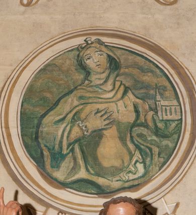 Zdjęcie nr 10: Ściany prezbiterium artykułowane malowanymi en grisaille, kompozytowymi pilastrami ustawionymi na wysokim cokole, dźwigającymi belkowanie, zakończone kostkowaniem, z tryglifami na ich osi. Cokół i fryz dekorowane płycinami z malowaną imitacją czerwonej marmoryzacji. Między pilastrami w połowie wysokości ściany malowane nisze zamknięte konchami z wizerunkami świętych, sceny ze świętymi w prostokątnych ramach i medaliony. Nisze i medaliony ukazane na beżowym tle, ujęte od dołu i od góry wicią roślinną z uskrzydlonymi główkami anielskimi i z krzyżami malowanymi en grisaille. Sceny ze świętymi ukazane na tle ścian pokrytych imitacją jasnobrązowej marmoryzacji. Na ścianie północnej w czerwonych niszach całopostaciowe przedstawienia św. Szymona z Lipnicy, św. Jacka oraz św. Andrzeja Boboli malowane en grisaille. Nad drzwiami do zakrystii malowana monochromatycznie w odcieniach czerwieni scena ze św. Kazimierzem klęczącym przed krucyfiksem, w towarzystwie puttów. Pomiędzy niszami scena ze św. Stanisławem wskrzeszającym Piotrowina. Na ścianie południowej w czerwonych niszach całopostaciowe przedstawienia św. Kingi i bł. Bronisławy malowane en grisaille oraz malowane dwie sceny ujęte ramami ukazujące św. Jana Kantego z uczniami na dziedzińcu Collegium Maius oraz św. Wojciecha podczas kazania. Pod oknem malowana podłużna płycina, ujęta ramą z monochromatycznym przedstawieniem aniołków w tanecznych pozach w jasnoczerwonych odcieniach. Na ścianie zamykającej prezbiterium namalowane en grisaille dwa medaliony z popiersiami św. Stanisława Kostki i św. Jadwigi. Strop w części prezbiterialnej ujęty ramą z kasetonów o niebieskim tle z rozetami. Pole środkowe stropu wypełnione białą wicią roślinną na bladoróżowym tle. W centralnej części plafon w formie stojącego prostokąta z wyłamanymi na kształt łuków odcinkowych bokami, ujęty rzeźbioną ramą, z przedstawieniem ofiarowania kluczy św. Piotrowi. 
Ściany nawy artykułowane analogicznymi względem prezbiterium pilastrami na cokołach, dźwigającymi belkowanie. Pomiędzy otworami okiennymi malowane nisze z postaciami Chrystusa (ściana północna) i Marii (ściana południowa). Strop nad nawą główną ujęty bordiurą z kasetonów o niebieskim tle z rozetami. W centralnej części plafon w formie stojącego prostokąta z wyłamanymi na kształt łuków odcinkowych bokami, krótszymi wypukłymi, dłuższymi wklęsłymi, ujęty rzeźbioną ramą, z przedstawieniem kazania św. Pawła w Atenach. W czterech narożach plafonu bladoczerwone pola o nieregularnym kształcie wypełnione wicią roślinną z atrybutami godności kościelnych – tiarą papieską, stułą, tablicami prawa (papież), kapeluszem kardynalskim, księgą, stułą, laską z krzyżem patriarchalnym (kardynał), infułą, kadzielnicą, księgą, pastorałem (biskup), biretem, księgą, stułą, kadzielnicą, laską zakończoną krzyżem (kanonik). W części zachodniej, pod chórem strop belkowy. Pola pomiędzy belkami wypełnione wicią roślinną z główkami anielskimi. Ściany podzielone na dwie strefy – część cokołową oraz partię górną imitującą rustykę.

