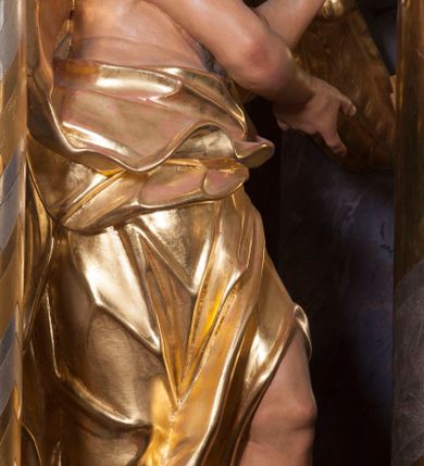 Zdjęcie nr 11: Nastawa ołtarzowa architektoniczna, trójosiowa, jednokondygnacyjna, ustawiona na wysokim cokole. Ołtarz wolnostojący, odsunięty od retabulum, drewniany, sarkofagowy z drewnianą mensą, na nim ustawione tabernakulum. Nastawa opasująca trójbocznie zamknięte prezbiterium, osie wydzielone czterema parami pilastrów o trzonach dekorowanych rocaille&#039;em, przed którymi stoją cztery kolumny o kapitelach kompozytowych i trzonach z dekoracją geometryczną, dźwigających imposty. W polu środkowym nisza w formie stojącego prostokąta zamkniętego łukiem segmentowym nadwieszonym z uskokiem, ujęta profilowaną ramą dekorowaną rocaille&#039;em z dużo mniejszym obrazem Matki Boskiej Nieustającej Pomocy w osobnej ramie na czerwonym tle. Osie boczne przeprute oknami w formie stojącego prostokąta zamkniętego łukiem segmentowym, na ich tle stoją figury aniołów. Nad polem głównym medalion z obłoków i uskrzydlonych główek anielskich z gołębicą Ducha Świętego w glorii promienistej. Na belkowaniu, na osi wewnętrznych impostów dwa siedzące na obłokach putta, na osi zewnętrznych rokokowe wazony. Nastawa flankowana dwoma przyściennymi cokołami, na których stoją figury św. Piotra i św. Pawła. Struktura architektoniczna polichromowana na sposób imitujący niebiesko-białą marmoryzację, trzony pilastrów fioletową. Ornamentyka, profile, kolumny i gloria pozłacane i posrebrzane. 
 





