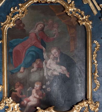 Zdjęcie nr 28: Nastawa ołtarzowa architektoniczna, trójosiowa, jednokondygnacyjna, ustawiona na wysokim cokole. Ołtarz wolnostojący, odsunięty od retabulum, drewniany, sarkofagowy z drewnianą mensą, na nim ustawione tabernakulum. Nastawa opasująca trójbocznie zamknięte prezbiterium, osie wydzielone czterema parami pilastrów o trzonach dekorowanych rocaille'em, przed którymi stoją cztery kolumny o kapitelach kompozytowych i trzonach z dekoracją geometryczną, dźwigających imposty. W polu środkowym nisza w formie stojącego prostokąta zamkniętego łukiem segmentowym nadwieszonym z uskokiem, ujęta profilowaną ramą dekorowaną rocaille'em z dużo mniejszym obrazem Matki Boskiej Nieustającej Pomocy w osobnej ramie na czerwonym tle. Osie boczne przeprute oknami w formie stojącego prostokąta zamkniętego łukiem segmentowym, na ich tle stoją figury aniołów. Nad polem głównym medalion z obłoków i uskrzydlonych główek anielskich z gołębicą Ducha Świętego w glorii promienistej. Na belkowaniu, na osi wewnętrznych impostów dwa siedzące na obłokach putta, na osi zewnętrznych rokokowe wazony. Nastawa flankowana dwoma przyściennymi cokołami, na których stoją figury św. Piotra i św. Pawła. Struktura architektoniczna polichromowana na sposób imitujący niebiesko-białą marmoryzację, trzony pilastrów fioletową. Ornamentyka, profile, kolumny i gloria pozłacane i posrebrzane. 
 





