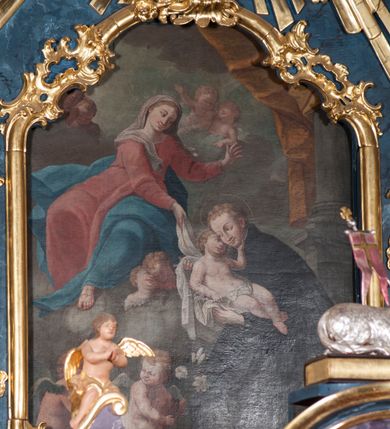 Zdjęcie nr 29: Nastawa ołtarzowa architektoniczna, trójosiowa, jednokondygnacyjna, ustawiona na wysokim cokole. Ołtarz wolnostojący, odsunięty od retabulum, drewniany, sarkofagowy z drewnianą mensą, na nim ustawione tabernakulum. Nastawa opasująca trójbocznie zamknięte prezbiterium, osie wydzielone czterema parami pilastrów o trzonach dekorowanych rocaille&#039;em, przed którymi stoją cztery kolumny o kapitelach kompozytowych i trzonach z dekoracją geometryczną, dźwigających imposty. W polu środkowym nisza w formie stojącego prostokąta zamkniętego łukiem segmentowym nadwieszonym z uskokiem, ujęta profilowaną ramą dekorowaną rocaille&#039;em z dużo mniejszym obrazem Matki Boskiej Nieustającej Pomocy w osobnej ramie na czerwonym tle. Osie boczne przeprute oknami w formie stojącego prostokąta zamkniętego łukiem segmentowym, na ich tle stoją figury aniołów. Nad polem głównym medalion z obłoków i uskrzydlonych główek anielskich z gołębicą Ducha Świętego w glorii promienistej. Na belkowaniu, na osi wewnętrznych impostów dwa siedzące na obłokach putta, na osi zewnętrznych rokokowe wazony. Nastawa flankowana dwoma przyściennymi cokołami, na których stoją figury św. Piotra i św. Pawła. Struktura architektoniczna polichromowana na sposób imitujący niebiesko-białą marmoryzację, trzony pilastrów fioletową. Ornamentyka, profile, kolumny i gloria pozłacane i posrebrzane. 
 





