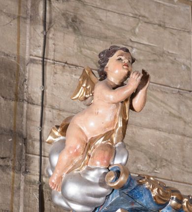 Zdjęcie nr 6: Nastawa architektoniczna, jednoosiowa, jednokondygnacyjna ze zwieńczeniem, ustawiona na cokole. Ołtarz drewniany, sarkofagowy, zwężający się ku dołowi, z drewnianą mensą i kamiennym portatylem. Nastawa ujęta parą półfilarów i stojącą przed nimi parą kolumn o kapitelach jońskich, dźwigających imposty i przerwany falisty przyczółek, na którym siedzą putta na obłokach. Po wewnętrznej stronie półfilarów konsole, na których stoją figury św. Judy Tadeusza i św. Andrzeja, nad nimi konsole podtrzymujące imposty, dekorowane w partii trzonów rocaille'em. W polu głównym płycina w formie stojącego prostokąta zamkniętego łukiem półkolistym nadwieszonym, ujęta ramą dekorowana rocaille'em w partii łuku, z obrazem wizji św. Małgorzaty Marii Alacoque, nad łukiem rocaille. Zwieńczenie w formie zbliżonej do stojącego prostokąta, flankowane spływami wolutowymi, zamknięte dwoma fragmentami wolutowego gzymsu oraz glorią promienistą z monogramem IHS na tle obłoków w centrum. W polu obraz św. Kingi w formie zbliżonej do zwieńczenia, ujęty ramą. Struktura ołtarza polichromowana na sposób naśladujący marmoryzację w kolorze niebiesko-białym, kolumny, ornamenty i profile pozłocone.