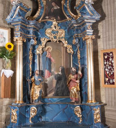 Zdjęcie nr 1: Nastawa architektoniczna, jednoosiowa, jednokondygnacyjna ze zwieńczeniem, ustawiona na cokole. Ołtarz drewniany, sarkofagowy, zwężający się ku dołowi, z drewnianą mensą i kamiennym portatylem. Nastawa ujęta parą półfilarów i stojącą przed nimi parą kolumn o kapitelach jońskich, dźwigających imposty i przerwany falisty przyczółek, na którym siedzą putta na obłokach. Po wewnętrznej stronie półfilarów konsole, na których stoją figury św. Judy Tadeusza i św. Andrzeja, nad nimi konsole podtrzymujące imposty, dekorowane w partii trzonów rocaille'em. W polu głównym płycina w formie stojącego prostokąta zamkniętego łukiem półkolistym nadwieszonym, ujęta ramą dekorowana rocaille'em w partii łuku, z obrazem wizji św. Małgorzaty Marii Alacoque, nad łukiem rocaille. Zwieńczenie w formie zbliżonej do stojącego prostokąta, flankowane spływami wolutowymi, zamknięte dwoma fragmentami wolutowego gzymsu oraz glorią promienistą z monogramem IHS na tle obłoków w centrum. W polu obraz św. Kingi w formie zbliżonej do zwieńczenia, ujęty ramą. Struktura ołtarza polichromowana na sposób naśladujący marmoryzację w kolorze niebiesko-białym, kolumny, ornamenty i profile pozłocone.