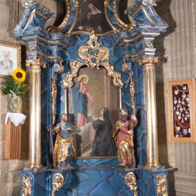 Zdjęcie nr 1: Nastawa architektoniczna, jednoosiowa, jednokondygnacyjna ze zwieńczeniem, ustawiona na cokole. Ołtarz drewniany, sarkofagowy, zwężający się ku dołowi, z drewnianą mensą i kamiennym portatylem. Nastawa ujęta parą półfilarów i stojącą przed nimi parą kolumn o kapitelach jońskich, dźwigających imposty i przerwany falisty przyczółek, na którym siedzą putta na obłokach. Po wewnętrznej stronie półfilarów konsole, na których stoją figury św. Judy Tadeusza i św. Andrzeja, nad nimi konsole podtrzymujące imposty, dekorowane w partii trzonów rocaille'em. W polu głównym płycina w formie stojącego prostokąta zamkniętego łukiem półkolistym nadwieszonym, ujęta ramą dekorowana rocaille'em w partii łuku, z obrazem wizji św. Małgorzaty Marii Alacoque, nad łukiem rocaille. Zwieńczenie w formie zbliżonej do stojącego prostokąta, flankowane spływami wolutowymi, zamknięte dwoma fragmentami wolutowego gzymsu oraz glorią promienistą z monogramem IHS na tle obłoków w centrum. W polu obraz św. Kingi w formie zbliżonej do zwieńczenia, ujęty ramą. Struktura ołtarza polichromowana na sposób naśladujący marmoryzację w kolorze niebiesko-białym, kolumny, ornamenty i profile pozłocone.