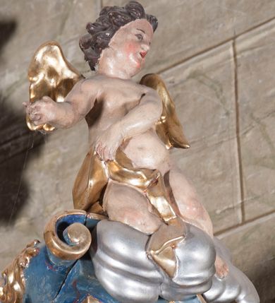 Zdjęcie nr 7: Nastawa architektoniczna, jednoosiowa, jednokondygnacyjna ze zwieńczeniem, ustawiona na cokole. Ołtarz drewniany, sarkofagowy, zwężający się ku dołowi, z drewnianą mensą i kamiennym portatylem. Nastawa ujęta parą półfilarów i stojącą przed nimi parą kolumn o kapitelach jońskich, dźwigających imposty i przerwany falisty przyczółek, na którym siedzą putta na obłokach. Po wewnętrznej stronie półfilarów konsole, na których stoją figury św. Judy Tadeusza i św. Andrzeja, nad nimi konsole podtrzymujące imposty, dekorowane w partii trzonów rocaille&#039;em. W polu głównym płycina w formie stojącego prostokąta zamkniętego łukiem półkolistym nadwieszonym, ujęta ramą dekorowana rocaille&#039;em w partii łuku, z obrazem wizji św. Małgorzaty Marii Alacoque, nad łukiem rocaille. Zwieńczenie w formie zbliżonej do stojącego prostokąta, flankowane spływami wolutowymi, zamknięte dwoma fragmentami wolutowego gzymsu oraz glorią promienistą z monogramem IHS na tle obłoków w centrum. W polu obraz św. Kingi w formie zbliżonej do zwieńczenia, ujęty ramą. Struktura ołtarza polichromowana na sposób naśladujący marmoryzację w kolorze niebiesko-białym, kolumny, ornamenty i profile pozłocone.