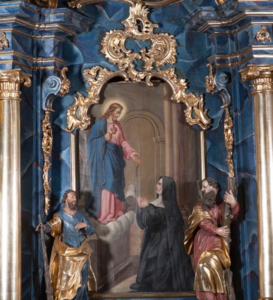 Zdjęcie nr 3: Nastawa architektoniczna, jednoosiowa, jednokondygnacyjna ze zwieńczeniem, ustawiona na cokole. Ołtarz drewniany, sarkofagowy, zwężający się ku dołowi, z drewnianą mensą i kamiennym portatylem. Nastawa ujęta parą półfilarów i stojącą przed nimi parą kolumn o kapitelach jońskich, dźwigających imposty i przerwany falisty przyczółek, na którym siedzą putta na obłokach. Po wewnętrznej stronie półfilarów konsole, na których stoją figury św. Judy Tadeusza i św. Andrzeja, nad nimi konsole podtrzymujące imposty, dekorowane w partii trzonów rocaille&#039;em. W polu głównym płycina w formie stojącego prostokąta zamkniętego łukiem półkolistym nadwieszonym, ujęta ramą dekorowana rocaille&#039;em w partii łuku, z obrazem wizji św. Małgorzaty Marii Alacoque, nad łukiem rocaille. Zwieńczenie w formie zbliżonej do stojącego prostokąta, flankowane spływami wolutowymi, zamknięte dwoma fragmentami wolutowego gzymsu oraz glorią promienistą z monogramem IHS na tle obłoków w centrum. W polu obraz św. Kingi w formie zbliżonej do zwieńczenia, ujęty ramą. Struktura ołtarza polichromowana na sposób naśladujący marmoryzację w kolorze niebiesko-białym, kolumny, ornamenty i profile pozłocone.