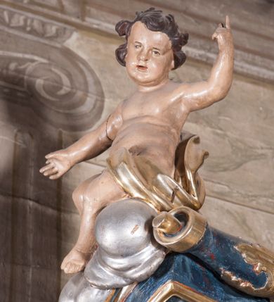 Zdjęcie nr 15: Nastawa architektoniczna, jednoosiowa, jednokondygnacyjna ze zwieńczeniem, ustawiona na cokole. Ołtarz drewniany, sarkofagowy, zwężający się ku dołowi, z drewnianą mensą i kamiennym portatylem. Nastawa ujęta parą półfilarów i stojącą przed nimi parą kolumn o kapitelach jońskich, dźwigających imposty i przerwany, falisty przyczółek, na którym siedzą dwa putta na obłokach. Po wewnętrznej stronie półfilarów w partii cokołu konsole, na których stoją figury św. Anny i św. Joachima, ponad nimi konsole podtrzymujące imposty, dekorowane w partii trzonów rocaille&#039;em. W polu głównym płycina w formie stojącego prostokąta zamkniętego łukiem segmentowym nadwieszonym, ujęta ramą dekorowaną rocaille&#039;em w partii łuku, z obrazem Matki Boskiej z Dzieciątkiem i św. Dominikiem, nad łukiem rocaille. Zwieńczenie w formie zbliżonej do stojącego prostokąta, flankowane spływami wolutowymi, zamknięte dwoma fragmentami wolutowego gzymsu oraz glorią promienistą z okiem Opatrzności w centrum. W polu obraz o formie zbliżonej do zwieńczenia przedstawiający Pietę, ujęty ramą. Struktura ołtarza polichromowana na sposób naśladujący marmoryzację w kolorze niebiesko-białym, kolumny, ornamenty i profile pozłocone.