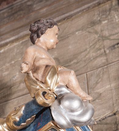 Zdjęcie nr 13: Nastawa architektoniczna, jednoosiowa, jednokondygnacyjna ze zwieńczeniem, ustawiona na cokole. Ołtarz drewniany, sarkofagowy, zwężający się ku dołowi, z drewnianą mensą i kamiennym portatylem. Nastawa ujęta parą półfilarów i stojącą przed nimi parą kolumn o kapitelach jońskich, dźwigających imposty i przerwany, falisty przyczółek, na którym siedzą dwa putta na obłokach. Po wewnętrznej stronie półfilarów w partii cokołu konsole, na których stoją figury św. Anny i św. Joachima, ponad nimi konsole podtrzymujące imposty, dekorowane w partii trzonów rocaille&#039;em. W polu głównym płycina w formie stojącego prostokąta zamkniętego łukiem segmentowym nadwieszonym, ujęta ramą dekorowaną rocaille&#039;em w partii łuku, z obrazem Matki Boskiej z Dzieciątkiem i św. Dominikiem, nad łukiem rocaille. Zwieńczenie w formie zbliżonej do stojącego prostokąta, flankowane spływami wolutowymi, zamknięte dwoma fragmentami wolutowego gzymsu oraz glorią promienistą z okiem Opatrzności w centrum. W polu obraz o formie zbliżonej do zwieńczenia przedstawiający Pietę, ujęty ramą. Struktura ołtarza polichromowana na sposób naśladujący marmoryzację w kolorze niebiesko-białym, kolumny, ornamenty i profile pozłocone.