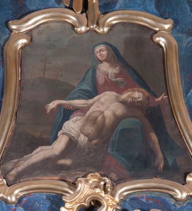 Zdjęcie nr 12: Nastawa architektoniczna, jednoosiowa, jednokondygnacyjna ze zwieńczeniem, ustawiona na cokole. Ołtarz drewniany, sarkofagowy, zwężający się ku dołowi, z drewnianą mensą i kamiennym portatylem. Nastawa ujęta parą półfilarów i stojącą przed nimi parą kolumn o kapitelach jońskich, dźwigających imposty i przerwany, falisty przyczółek, na którym siedzą dwa putta na obłokach. Po wewnętrznej stronie półfilarów w partii cokołu konsole, na których stoją figury św. Anny i św. Joachima, ponad nimi konsole podtrzymujące imposty, dekorowane w partii trzonów rocaille&#039;em. W polu głównym płycina w formie stojącego prostokąta zamkniętego łukiem segmentowym nadwieszonym, ujęta ramą dekorowaną rocaille&#039;em w partii łuku, z obrazem Matki Boskiej z Dzieciątkiem i św. Dominikiem, nad łukiem rocaille. Zwieńczenie w formie zbliżonej do stojącego prostokąta, flankowane spływami wolutowymi, zamknięte dwoma fragmentami wolutowego gzymsu oraz glorią promienistą z okiem Opatrzności w centrum. W polu obraz o formie zbliżonej do zwieńczenia przedstawiający Pietę, ujęty ramą. Struktura ołtarza polichromowana na sposób naśladujący marmoryzację w kolorze niebiesko-białym, kolumny, ornamenty i profile pozłocone.