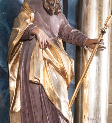 Zdjęcie nr 7: Nastawa architektoniczna, jednoosiowa, jednokondygnacyjna ze zwieńczeniem, ustawiona na cokole. Ołtarz drewniany, sarkofagowy, zwężający się ku dołowi, z drewnianą mensą i kamiennym portatylem. Nastawa ujęta parą półfilarów i stojącą przed nimi parą kolumn o kapitelach jońskich, dźwigających imposty i przerwany, falisty przyczółek, na którym siedzą dwa putta na obłokach. Po wewnętrznej stronie półfilarów w partii cokołu konsole, na których stoją figury św. Anny i św. Joachima, ponad nimi konsole podtrzymujące imposty, dekorowane w partii trzonów rocaille'em. W polu głównym płycina w formie stojącego prostokąta zamkniętego łukiem segmentowym nadwieszonym, ujęta ramą dekorowaną rocaille'em w partii łuku, z obrazem Matki Boskiej z Dzieciątkiem i św. Dominikiem, nad łukiem rocaille. Zwieńczenie w formie zbliżonej do stojącego prostokąta, flankowane spływami wolutowymi, zamknięte dwoma fragmentami wolutowego gzymsu oraz glorią promienistą z okiem Opatrzności w centrum. W polu obraz o formie zbliżonej do zwieńczenia przedstawiający Pietę, ujęty ramą. Struktura ołtarza polichromowana na sposób naśladujący marmoryzację w kolorze niebiesko-białym, kolumny, ornamenty i profile pozłocone.