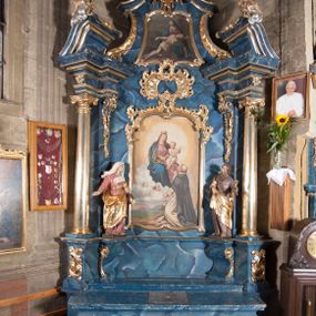 Zdjęcie nr 1: Nastawa architektoniczna, jednoosiowa, jednokondygnacyjna ze zwieńczeniem, ustawiona na cokole. Ołtarz drewniany, sarkofagowy, zwężający się ku dołowi, z drewnianą mensą i kamiennym portatylem. Nastawa ujęta parą półfilarów i stojącą przed nimi parą kolumn o kapitelach jońskich, dźwigających imposty i przerwany, falisty przyczółek, na którym siedzą dwa putta na obłokach. Po wewnętrznej stronie półfilarów w partii cokołu konsole, na których stoją figury św. Anny i św. Joachima, ponad nimi konsole podtrzymujące imposty, dekorowane w partii trzonów rocaille'em. W polu głównym płycina w formie stojącego prostokąta zamkniętego łukiem segmentowym nadwieszonym, ujęta ramą dekorowaną rocaille'em w partii łuku, z obrazem Matki Boskiej z Dzieciątkiem i św. Dominikiem, nad łukiem rocaille. Zwieńczenie w formie zbliżonej do stojącego prostokąta, flankowane spływami wolutowymi, zamknięte dwoma fragmentami wolutowego gzymsu oraz glorią promienistą z okiem Opatrzności w centrum. W polu obraz o formie zbliżonej do zwieńczenia przedstawiający Pietę, ujęty ramą. Struktura ołtarza polichromowana na sposób naśladujący marmoryzację w kolorze niebiesko-białym, kolumny, ornamenty i profile pozłocone.