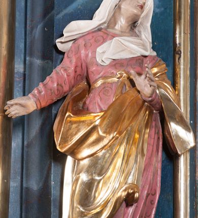 Zdjęcie nr 3: Nastawa architektoniczna, jednoosiowa, jednokondygnacyjna ze zwieńczeniem, ustawiona na cokole. Ołtarz drewniany, sarkofagowy, zwężający się ku dołowi, z drewnianą mensą i kamiennym portatylem. Nastawa ujęta parą półfilarów i stojącą przed nimi parą kolumn o kapitelach jońskich, dźwigających imposty i przerwany, falisty przyczółek, na którym siedzą dwa putta na obłokach. Po wewnętrznej stronie półfilarów w partii cokołu konsole, na których stoją figury św. Anny i św. Joachima, ponad nimi konsole podtrzymujące imposty, dekorowane w partii trzonów rocaille&#039;em. W polu głównym płycina w formie stojącego prostokąta zamkniętego łukiem segmentowym nadwieszonym, ujęta ramą dekorowaną rocaille&#039;em w partii łuku, z obrazem Matki Boskiej z Dzieciątkiem i św. Dominikiem, nad łukiem rocaille. Zwieńczenie w formie zbliżonej do stojącego prostokąta, flankowane spływami wolutowymi, zamknięte dwoma fragmentami wolutowego gzymsu oraz glorią promienistą z okiem Opatrzności w centrum. W polu obraz o formie zbliżonej do zwieńczenia przedstawiający Pietę, ujęty ramą. Struktura ołtarza polichromowana na sposób naśladujący marmoryzację w kolorze niebiesko-białym, kolumny, ornamenty i profile pozłocone.