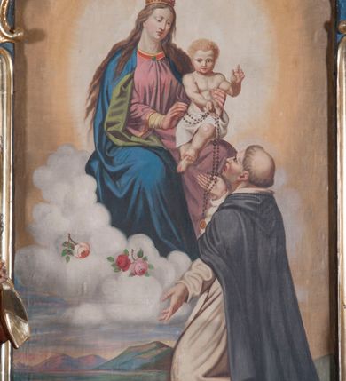 Zdjęcie nr 9: Nastawa architektoniczna, jednoosiowa, jednokondygnacyjna ze zwieńczeniem, ustawiona na cokole. Ołtarz drewniany, sarkofagowy, zwężający się ku dołowi, z drewnianą mensą i kamiennym portatylem. Nastawa ujęta parą półfilarów i stojącą przed nimi parą kolumn o kapitelach jońskich, dźwigających imposty i przerwany, falisty przyczółek, na którym siedzą dwa putta na obłokach. Po wewnętrznej stronie półfilarów w partii cokołu konsole, na których stoją figury św. Anny i św. Joachima, ponad nimi konsole podtrzymujące imposty, dekorowane w partii trzonów rocaille'em. W polu głównym płycina w formie stojącego prostokąta zamkniętego łukiem segmentowym nadwieszonym, ujęta ramą dekorowaną rocaille'em w partii łuku, z obrazem Matki Boskiej z Dzieciątkiem i św. Dominikiem, nad łukiem rocaille. Zwieńczenie w formie zbliżonej do stojącego prostokąta, flankowane spływami wolutowymi, zamknięte dwoma fragmentami wolutowego gzymsu oraz glorią promienistą z okiem Opatrzności w centrum. W polu obraz o formie zbliżonej do zwieńczenia przedstawiający Pietę, ujęty ramą. Struktura ołtarza polichromowana na sposób naśladujący marmoryzację w kolorze niebiesko-białym, kolumny, ornamenty i profile pozłocone.