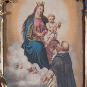 Zdjęcie nr 1: Obraz w formie stojącego prostokąta przedstawia wręczenie różańca przez Matkę Boską św. Dominikowi. W centrum obrazu siedząca Matka Boska unosząca się na obłoku z różami, zwrócona jest w trzech czwartych w lewo, z pochyloną głową. Lewą ręką trzyma Dzieciątko, prawą, wyciągniętą podaje różaniec. Twarz ma owalną, z oczami zwróconymi w dół, o prostym nosie i pełnych ustach, okoloną długimi włosami opadającymi na ramiona i plecy. Ubrana jest w różową suknię z lamówką oraz niebieski płaszcz z zieloną podszewką zarzucony na ramiona i nogi. Na głowie ma koronę otwartą. Dzieciątko siedzi na lewym kolanie Matki, zwrócone jest frontalnie, lewą dłonią błogosławi, prawą podaje różaniec świętemu. Twarz ma kwadratową, o pełnych policzkach, okoloną jasnymi, krótkimi włosami. W partii bioder przewiązane jest białą tkaniną. W prawym dolnym rogu obrazu św. Dominik ukazany od tyłu, w trzech czwartych, w pozycji klęczącej, z uniesioną głową. W prawej, uniesionej dłoni podtrzymuje różaniec, lewą wyciąga w bok. Twarz ma szczupłą, z oczami skierowanymi do góry, na głowie ma tonsurę. Ubrany jest w biały habit ze szkaplerzem oraz czarny płaszcz z kapturem. Postacie ukazane są na tle górzystego pejzażu, z żółtym tłem w górnej części obrazu rozświetlonym glorią wokół Marii i Dzieciątka. 


