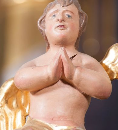 Zdjęcie nr 11: Tabernakulum w formie pozłoconej, prostopadłościennej skrzynki z metalowymi, pozłoconymi i posrebrzonymi drzwiczkami w kształcie stojącego prostokąta zamkniętego łukiem półkolistym z symbolami eucharystycznymi – kielichem z hostią, kłosami zbóż i winnym gronem. Nad tabernakulum tron wystawienia w formie obrotowej niszy o wypukłym licu w architektonicznej obudowie, ujęty spływami wolutowymi, na których znajdują się klęczące figury aniołów, opadającymi na profilowany cokół flankujący tabernakulum. Obrotowa nisza ujęta ramą, flankowana parą pilastrów dźwigających gzyms w formie łuku półkolistego, ujęta ornamentem roślinnym. Pośrodku na gzymsie baranek apokaliptyczny leżący na księdze, na krawędziach gzymsu na cokolikach dwie niewielkie figurki adorujących aniołków. Struktura polichromowana w sposób naśladujący marmoryzację w kolorze fioletowym, z niebieskimi detalami, tabernakulum pozłocone i posrebrzone, ornamentyka i profile pozłocone, figury o naturalnej karnacji i pozłoconych szatach. 

