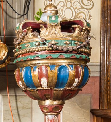 Zdjęcie nr 1: Stopa na planie sześcioboku, dwustrefowa, z profilowanym uskokiem. Trzon profilowany, w górnej części kanelowany. 
Nodus gruszkowaty, dekorowany akantem. Czara półkolista, puklowana, z wywiniętym brzegiem, u dołu dekorowana stylizowanymi liśćmi. Pokrywa w formie korony zamkniętej z sześcioma kabłąkami, zwieńczona kulą z krzyżem. Obręcz dekorowana perełkowaniem, rautami i akantem, kabłąki zaś rautami. Całość polichromowana w kolorach czerwonym, niebieskim, zielonym, detale złocone. 


