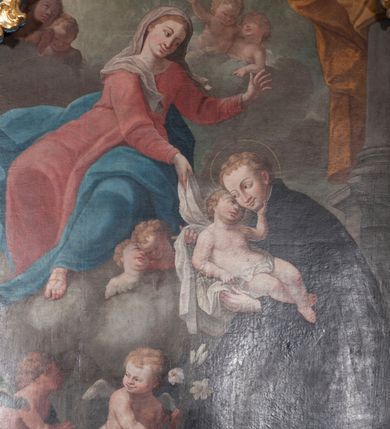 Zdjęcie nr 8: Obraz w formie stojącego prostokąta przedstawia św. Stanisława Kostkę, który w ramionach tuli Dzieciątko i klęczy przed unoszącą się na obłokach Matką Boską. Święty ukazany jest z profilu, zwrócony w prawo, z pochyloną głową, obiema rękoma podtrzymuje Dzieciątko. Twarz ma pociągłą, o młodzieńczych rysach, migdałowatych oczach, długim nosie i pełnych ustach, okoloną jasnymi, krótkimi włosami. Ubrany jest w czarny habit jezuicki z białą koloratką. Dzieciątko leży w ramionach świętego, zwrócone w trzech czwartych w lewo, twarz przytula do policzka Stanisława, a lewą dłonią ujmuje go za brodę. Twarz ma pełną, z oczami skierowanymi do góry, okoloną jasnymi, krótkimi włosami. W partii bioder przepasane jest białą tkaniną. Maria zwrócona jest w trzech czwartych w prawo, z korpusem i głową skierowanymi w lewo oraz z pochyloną głową. Obie ręce wyciąga przed siebie, w prawej trzyma białą tkaninę, którą opasane jest Dzieciątko. Twarz ma owalną, o łagodnych rysach, migdałowatych oczach, prostym nosie i pełnych ustach, okoloną jasnymi włosami schowanymi pod welonem. Ubrana jest w jasnoczerwoną suknię, przepasaną w talii, niebieski płaszcz zarzucony na jej lewą nogę oraz opadający po bokach postaci, na głowie ma biały welon, na stopach sandały. W lewym dolnym rogi obrazu siedzą dwa putta, spośród których jedno trzyma gałązkę lilii. Na obłokach otaczających Marię znajdują się dwie pary uskrzydlonych główek anielskich i jedna para puttów. W prawej części obrazu, w tle znajduje się fragment kolumny na cokole z podwieszoną pomarańczową kotarą. 
