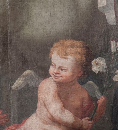 Zdjęcie nr 5: Obraz w formie stojącego prostokąta przedstawia św. Stanisława Kostkę, który w ramionach tuli Dzieciątko i klęczy przed unoszącą się na obłokach Matką Boską. Święty ukazany jest z profilu, zwrócony w prawo, z pochyloną głową, obiema rękoma podtrzymuje Dzieciątko. Twarz ma pociągłą, o młodzieńczych rysach, migdałowatych oczach, długim nosie i pełnych ustach, okoloną jasnymi, krótkimi włosami. Ubrany jest w czarny habit jezuicki z białą koloratką. Dzieciątko leży w ramionach świętego, zwrócone w trzech czwartych w lewo, twarz przytula do policzka Stanisława, a lewą dłonią ujmuje go za brodę. Twarz ma pełną, z oczami skierowanymi do góry, okoloną jasnymi, krótkimi włosami. W partii bioder przepasane jest białą tkaniną. Maria zwrócona jest w trzech czwartych w prawo, z korpusem i głową skierowanymi w lewo oraz z pochyloną głową. Obie ręce wyciąga przed siebie, w prawej trzyma białą tkaninę, którą opasane jest Dzieciątko. Twarz ma owalną, o łagodnych rysach, migdałowatych oczach, prostym nosie i pełnych ustach, okoloną jasnymi włosami schowanymi pod welonem. Ubrana jest w jasnoczerwoną suknię, przepasaną w talii, niebieski płaszcz zarzucony na jej lewą nogę oraz opadający po bokach postaci, na głowie ma biały welon, na stopach sandały. W lewym dolnym rogi obrazu siedzą dwa putta, spośród których jedno trzyma gałązkę lilii. Na obłokach otaczających Marię znajdują się dwie pary uskrzydlonych główek anielskich i jedna para puttów. W prawej części obrazu, w tle znajduje się fragment kolumny na cokole z podwieszoną pomarańczową kotarą. 
