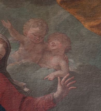 Zdjęcie nr 13: Obraz w formie stojącego prostokąta przedstawia św. Stanisława Kostkę, który w ramionach tuli Dzieciątko i klęczy przed unoszącą się na obłokach Matką Boską. Święty ukazany jest z profilu, zwrócony w prawo, z pochyloną głową, obiema rękoma podtrzymuje Dzieciątko. Twarz ma pociągłą, o młodzieńczych rysach, migdałowatych oczach, długim nosie i pełnych ustach, okoloną jasnymi, krótkimi włosami. Ubrany jest w czarny habit jezuicki z białą koloratką. Dzieciątko leży w ramionach świętego, zwrócone w trzech czwartych w lewo, twarz przytula do policzka Stanisława, a lewą dłonią ujmuje go za brodę. Twarz ma pełną, z oczami skierowanymi do góry, okoloną jasnymi, krótkimi włosami. W partii bioder przepasane jest białą tkaniną. Maria zwrócona jest w trzech czwartych w prawo, z korpusem i głową skierowanymi w lewo oraz z pochyloną głową. Obie ręce wyciąga przed siebie, w prawej trzyma białą tkaninę, którą opasane jest Dzieciątko. Twarz ma owalną, o łagodnych rysach, migdałowatych oczach, prostym nosie i pełnych ustach, okoloną jasnymi włosami schowanymi pod welonem. Ubrana jest w jasnoczerwoną suknię, przepasaną w talii, niebieski płaszcz zarzucony na jej lewą nogę oraz opadający po bokach postaci, na głowie ma biały welon, na stopach sandały. W lewym dolnym rogi obrazu siedzą dwa putta, spośród których jedno trzyma gałązkę lilii. Na obłokach otaczających Marię znajdują się dwie pary uskrzydlonych główek anielskich i jedna para puttów. W prawej części obrazu, w tle znajduje się fragment kolumny na cokole z podwieszoną pomarańczową kotarą. 
