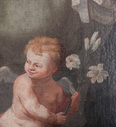 Zdjęcie nr 6: Obraz w formie stojącego prostokąta przedstawia św. Stanisława Kostkę, który w ramionach tuli Dzieciątko i klęczy przed unoszącą się na obłokach Matką Boską. Święty ukazany jest z profilu, zwrócony w prawo, z pochyloną głową, obiema rękoma podtrzymuje Dzieciątko. Twarz ma pociągłą, o młodzieńczych rysach, migdałowatych oczach, długim nosie i pełnych ustach, okoloną jasnymi, krótkimi włosami. Ubrany jest w czarny habit jezuicki z białą koloratką. Dzieciątko leży w ramionach świętego, zwrócone w trzech czwartych w lewo, twarz przytula do policzka Stanisława, a lewą dłonią ujmuje go za brodę. Twarz ma pełną, z oczami skierowanymi do góry, okoloną jasnymi, krótkimi włosami. W partii bioder przepasane jest białą tkaniną. Maria zwrócona jest w trzech czwartych w prawo, z korpusem i głową skierowanymi w lewo oraz z pochyloną głową. Obie ręce wyciąga przed siebie, w prawej trzyma białą tkaninę, którą opasane jest Dzieciątko. Twarz ma owalną, o łagodnych rysach, migdałowatych oczach, prostym nosie i pełnych ustach, okoloną jasnymi włosami schowanymi pod welonem. Ubrana jest w jasnoczerwoną suknię, przepasaną w talii, niebieski płaszcz zarzucony na jej lewą nogę oraz opadający po bokach postaci, na głowie ma biały welon, na stopach sandały. W lewym dolnym rogi obrazu siedzą dwa putta, spośród których jedno trzyma gałązkę lilii. Na obłokach otaczających Marię znajdują się dwie pary uskrzydlonych główek anielskich i jedna para puttów. W prawej części obrazu, w tle znajduje się fragment kolumny na cokole z podwieszoną pomarańczową kotarą. 
