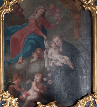 Zdjęcie nr 1: Obraz w formie stojącego prostokąta przedstawia św. Stanisława Kostkę, który w ramionach tuli Dzieciątko i klęczy przed unoszącą się na obłokach Matką Boską. Święty ukazany jest z profilu, zwrócony w prawo, z pochyloną głową, obiema rękoma podtrzymuje Dzieciątko. Twarz ma pociągłą, o młodzieńczych rysach, migdałowatych oczach, długim nosie i pełnych ustach, okoloną jasnymi, krótkimi włosami. Ubrany jest w czarny habit jezuicki z białą koloratką. Dzieciątko leży w ramionach świętego, zwrócone w trzech czwartych w lewo, twarz przytula do policzka Stanisława, a lewą dłonią ujmuje go za brodę. Twarz ma pełną, z oczami skierowanymi do góry, okoloną jasnymi, krótkimi włosami. W partii bioder przepasane jest białą tkaniną. Maria zwrócona jest w trzech czwartych w prawo, z korpusem i głową skierowanymi w lewo oraz z pochyloną głową. Obie ręce wyciąga przed siebie, w prawej trzyma białą tkaninę, którą opasane jest Dzieciątko. Twarz ma owalną, o łagodnych rysach, migdałowatych oczach, prostym nosie i pełnych ustach, okoloną jasnymi włosami schowanymi pod welonem. Ubrana jest w jasnoczerwoną suknię, przepasaną w talii, niebieski płaszcz zarzucony na jej lewą nogę oraz opadający po bokach postaci, na głowie ma biały welon, na stopach sandały. W lewym dolnym rogi obrazu siedzą dwa putta, spośród których jedno trzyma gałązkę lilii. Na obłokach otaczających Marię znajdują się dwie pary uskrzydlonych główek anielskich i jedna para puttów. W prawej części obrazu, w tle znajduje się fragment kolumny na cokole z podwieszoną pomarańczową kotarą. 
