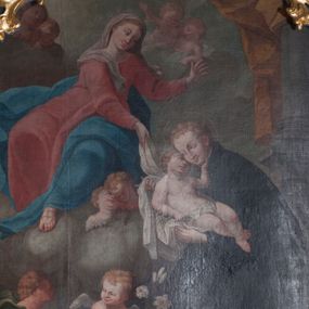 Zdjęcie nr 1: Obraz w formie stojącego prostokąta przedstawia św. Stanisława Kostkę, który w ramionach tuli Dzieciątko i klęczy przed unoszącą się na obłokach Matką Boską. Święty ukazany jest z profilu, zwrócony w prawo, z pochyloną głową, obiema rękoma podtrzymuje Dzieciątko. Twarz ma pociągłą, o młodzieńczych rysach, migdałowatych oczach, długim nosie i pełnych ustach, okoloną jasnymi, krótkimi włosami. Ubrany jest w czarny habit jezuicki z białą koloratką. Dzieciątko leży w ramionach świętego, zwrócone w trzech czwartych w lewo, twarz przytula do policzka Stanisława, a lewą dłonią ujmuje go za brodę. Twarz ma pełną, z oczami skierowanymi do góry, okoloną jasnymi, krótkimi włosami. W partii bioder przepasane jest białą tkaniną. Maria zwrócona jest w trzech czwartych w prawo, z korpusem i głową skierowanymi w lewo oraz z pochyloną głową. Obie ręce wyciąga przed siebie, w prawej trzyma białą tkaninę, którą opasane jest Dzieciątko. Twarz ma owalną, o łagodnych rysach, migdałowatych oczach, prostym nosie i pełnych ustach, okoloną jasnymi włosami schowanymi pod welonem. Ubrana jest w jasnoczerwoną suknię, przepasaną w talii, niebieski płaszcz zarzucony na jej lewą nogę oraz opadający po bokach postaci, na głowie ma biały welon, na stopach sandały. W lewym dolnym rogi obrazu siedzą dwa putta, spośród których jedno trzyma gałązkę lilii. Na obłokach otaczających Marię znajdują się dwie pary uskrzydlonych główek anielskich i jedna para puttów. W prawej części obrazu, w tle znajduje się fragment kolumny na cokole z podwieszoną pomarańczową kotarą. 
