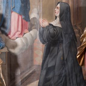 Zdjęcie nr 1: Obraz w formie stojącego prostokąta, przedstawiający św. Małgorzatę modlącą się przed Chrystusem z gorejącym sercem stojącym przed nią na obłoku. W prawym dolnym rogu obrazu klęcząca święta ukazana z profilu, zwrócona w prawo, z uniesioną głową i dłońmi złożonymi w geście modlitwy. Ubrana jest w czarny habit wizytki, z białym kapturem i czarnym welonem. Chrystus ukazany w lewym, górnym rogu, zwrócony w trzech czwartych w lewo, z pochylona głową. Prawą ręka wskazuje na znajdujące się na jego piersi gorejące serce, lewą wyciąga przed siebie. Twarz ma szczupłą, okoloną jasnym zarostem i jasnymi włosami opadającymi na ramiona. Ubrany jest w różową tunikę oraz niebieski płaszcz zarzucony na prawe ramię i opasujący go w talii. Scena ukazana jest we wnętrzu kościelnym, z widocznymi po prawej stronie kolumnami oraz arkadą wspartą na zdwojonych pilastrach doryckich i ołtarzem, nad którym unosi się postać Chrystusa.

