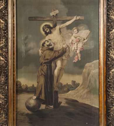 Zdjęcie nr 1: Obraz w formie stojącego prostokąta, przedstawiający św. Franciszka obejmującego Chrystusa na krzyżu. Jezus przybity do krzyża znajdującego się w centrum kompozycji. Ukazany frontalnie, przechylony w prawą stronę, obejmuje ręką św. Franciszka, nogi ma lekko ugięte w kolanach, stopy skrzyżowane w układzie prawa na lewą. Twarz ma pociągłą, z oczami skierowanymi w dół, prostym nosem, okoloną krótką brodą oraz włosami sięgającymi ramion. Na głowie ma koronę cierniową. Ciało szczupłe i umięśnione, z krwawiącymi ranami. Biodra przewiązane krótkim, białym perizonium. Święty Franciszek ukazany w pozycji stojącej, z profilu, z uniesioną głową, prawą nogę wspiera na kuli, obiema rękami obejmuje ciało Chrystusa. Twarz ma szczupłą, z oczami skierowanymi w górę, prostym nosem i pełnymi ustami, okoloną ciemnym zarostem i krótkimi włosami, na głowie tonsura. Ubrany jest w brązowy habit z kapturem, przepasany sznurem. Na dłoniach ma stygmaty. Po lewej stronie Chrystusa nadlatująca para aniołków podtrzymujących otwartą księgę. Scena ukazana na tle pejzażu, z widoczną w oddali panoramą miasta. Niebo szaro-niebieskie, zachmurzone. Obraz ujęty drewnianą, złoconą ramą zdobioną stylizowanym ornamentem roślinnym.