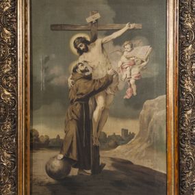 Zdjęcie nr 1: Obraz w formie stojącego prostokąta, przedstawiający św. Franciszka obejmującego Chrystusa na krzyżu. Jezus przybity do krzyża znajdującego się w centrum kompozycji. Ukazany frontalnie, przechylony w prawą stronę, obejmuje ręką św. Franciszka, nogi ma lekko ugięte w kolanach, stopy skrzyżowane w układzie prawa na lewą. Twarz ma pociągłą, z oczami skierowanymi w dół, prostym nosem, okoloną krótką brodą oraz włosami sięgającymi ramion. Na głowie ma koronę cierniową. Ciało szczupłe i umięśnione, z krwawiącymi ranami. Biodra przewiązane krótkim, białym perizonium. Święty Franciszek ukazany w pozycji stojącej, z profilu, z uniesioną głową, prawą nogę wspiera na kuli, obiema rękami obejmuje ciało Chrystusa. Twarz ma szczupłą, z oczami skierowanymi w górę, prostym nosem i pełnymi ustami, okoloną ciemnym zarostem i krótkimi włosami, na głowie tonsura. Ubrany jest w brązowy habit z kapturem, przepasany sznurem. Na dłoniach ma stygmaty. Po lewej stronie Chrystusa nadlatująca para aniołków podtrzymujących otwartą księgę. Scena ukazana na tle pejzażu, z widoczną w oddali panoramą miasta. Niebo szaro-niebieskie, zachmurzone. Obraz ujęty drewnianą, złoconą ramą zdobioną stylizowanym ornamentem roślinnym.