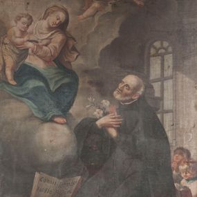 Zdjęcie nr 1: Obraz w formie stojącego prostokąta. W centrum obrazu św. Józef Kalasanty klęczący przed unoszącą się pośród obłoków Matką Boską z Dzieciątkiem. Święty zwrócony jest w trzech czwartych w prawo, z uniesioną głową i skrzyżowanymi na piersi rękami, w których trzyma gorejące serce i gałązkę lilii. Twarz ma pociągłą, o migdałowatych, wąskich oczach i lekko garbatym nosie, okoloną krótką, siwą brodą i włosami po bokach głowy, na jej czubku łysina. Ubrany jest w czarny habit zapinany z przodu na guziki, z białą koloratką oraz czarny płaszcz zarzucony na plecy. Przed nim leży czarny biret i otwarta księga z napisem „Consti/tutio/nes Cler[i]c[orum] / Regular[um] / Piarum / Schola/rum”. Na pierwszym planie ukazany od tyłu, w pozycji półleżącej, chłopiec z otwartą księgą. Obok, w prawym dolnym rogu na księgach leżą czerwony kapelusz kardynalski, pastorał i laska zakończona krzyżem arcybiskupim. W lewej, górnej części obrazu Matka Boska siedzi na obłoku, zwrócona jest w trzech czwartych w lewo, pochylona, obiema rękami trzyma stojące po jej prawej stronie Dzieciątko. Twarz o łagodnych rysach, wąskich oczach, okolona jasnymi włosami. Ubrana jest w jasnoróżową suknię z białą podwiką, niebieski płaszcz narzucony na kolana oraz jasnoróżowy, rozwiany welon na głowie. Dzieciątko zwrócone w trzech czwartych w lewo, z uniesioną prawą ręką w geście błogosławieństwa, przepasane w partii bioder białą tkaniną. U góry obrazu, pośród obłoków dwa putta. W prawej części obrazu, za świętym widoczne dwie postacie klęczących dzieci, spośród których jedno czyta księgę a drugie się modli. Scena ukazana we wnętrzu z widocznymi w tle pilastem i oknem. 
