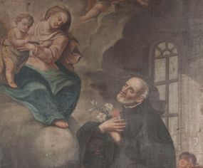 Zdjęcie nr 1: Obraz w formie stojącego prostokąta. W centrum obrazu św. Józef Kalasanty klęczący przed unoszącą się pośród obłoków Matką Boską z Dzieciątkiem. Święty zwrócony jest w trzech czwartych w prawo, z uniesioną głową i skrzyżowanymi na piersi rękami, w których trzyma gorejące serce i gałązkę lilii. Twarz ma pociągłą, o migdałowatych, wąskich oczach i lekko garbatym nosie, okoloną krótką, siwą brodą i włosami po bokach głowy, na jej czubku łysina. Ubrany jest w czarny habit zapinany z przodu na guziki, z białą koloratką oraz czarny płaszcz zarzucony na plecy. Przed nim leży czarny biret i otwarta księga z napisem „Consti/tutio/nes Cler[i]c[orum] / Regular[um] / Piarum / Schola/rum”. Na pierwszym planie ukazany od tyłu, w pozycji półleżącej, chłopiec z otwartą księgą. Obok, w prawym dolnym rogu na księgach leżą czerwony kapelusz kardynalski, pastorał i laska zakończona krzyżem arcybiskupim. W lewej, górnej części obrazu Matka Boska siedzi na obłoku, zwrócona jest w trzech czwartych w lewo, pochylona, obiema rękami trzyma stojące po jej prawej stronie Dzieciątko. Twarz o łagodnych rysach, wąskich oczach, okolona jasnymi włosami. Ubrana jest w jasnoróżową suknię z białą podwiką, niebieski płaszcz narzucony na kolana oraz jasnoróżowy, rozwiany welon na głowie. Dzieciątko zwrócone w trzech czwartych w lewo, z uniesioną prawą ręką w geście błogosławieństwa, przepasane w partii bioder białą tkaniną. U góry obrazu, pośród obłoków dwa putta. W prawej części obrazu, za świętym widoczne dwie postacie klęczących dzieci, spośród których jedno czyta księgę a drugie się modli. Scena ukazana we wnętrzu z widocznymi w tle pilastem i oknem. 
