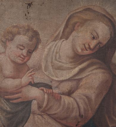 Zdjęcie nr 3: Obraz w formie stojącego prostokąta. W centrum obrazu św. Józef Kalasanty klęczący przed unoszącą się pośród obłoków Matką Boską z Dzieciątkiem. Święty zwrócony jest w trzech czwartych w prawo, z uniesioną głową i skrzyżowanymi na piersi rękami, w których trzyma gorejące serce i gałązkę lilii. Twarz ma pociągłą, o migdałowatych, wąskich oczach i lekko garbatym nosie, okoloną krótką, siwą brodą i włosami po bokach głowy, na jej czubku łysina. Ubrany jest w czarny habit zapinany z przodu na guziki, z białą koloratką oraz czarny płaszcz zarzucony na plecy. Przed nim leży czarny biret i otwarta księga z napisem „Consti/tutio/nes Cler[i]c[orum] / Regular[um] / Piarum / Schola/rum”. Na pierwszym planie ukazany od tyłu, w pozycji półleżącej, chłopiec z otwartą księgą. Obok, w prawym dolnym rogu na księgach leżą czerwony kapelusz kardynalski, pastorał i laska zakończona krzyżem arcybiskupim. W lewej, górnej części obrazu Matka Boska siedzi na obłoku, zwrócona jest w trzech czwartych w lewo, pochylona, obiema rękami trzyma stojące po jej prawej stronie Dzieciątko. Twarz o łagodnych rysach, wąskich oczach, okolona jasnymi włosami. Ubrana jest w jasnoróżową suknię z białą podwiką, niebieski płaszcz narzucony na kolana oraz jasnoróżowy, rozwiany welon na głowie. Dzieciątko zwrócone w trzech czwartych w lewo, z uniesioną prawą ręką w geście błogosławieństwa, przepasane w partii bioder białą tkaniną. U góry obrazu, pośród obłoków dwa putta. W prawej części obrazu, za świętym widoczne dwie postacie klęczących dzieci, spośród których jedno czyta księgę a drugie się modli. Scena ukazana we wnętrzu z widocznymi w tle pilastem i oknem. 
