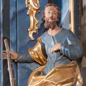 Zdjęcie nr 1: Rzeźba z tyłu drążona, ustawiona na niskiej podstawie z inskrypcją „S(anctus) Thadeus”. Święty ukazany frontalnie, w kontrapoście, lekko pochylony do przodu, z głową zwróconą w lewo. W prawej, wyciągniętej w bok ręce trzyma maczugę, lewą dłoń kładzie na piersi. Twarz ma pociągłą, o prostym nosie, blisko siebie osadzonych oczach oraz pełnych ustach, okoloną brodą skręconą w dwa pukle oraz silnie kręconymi, krótkimi włosami. Święty ubrany jest w niebieską tunikę, o pozłacanym wzorze i lamówce, przepasaną w talii oraz pozłacany, silnie drapowany płaszcz zawinięty na prawym ramieniu, opasujący postać w partii bioder i opadający po bokach. Polichromia ciała naturalistyczna. 
