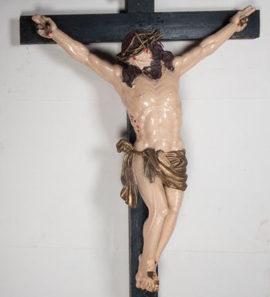 Zdjęcie nr 2: Figura umarłego Chrystusa jest przybita do krzyża o prostych ramionach trzema gwoździami. Ciało w dużym zwisie, o układzie ramion przyjmujących kształt litery „V” oraz dłoniach w geście błogosławieństwa. Głowa opada bezwładnie na prawy bark. Nogi są ugięte w kolanach, a stopy skrzyżowane w układzie prawa na lewą. Twarz Chrystusa jest pociągła, o prostym nosie, zamkniętych oczach i uniesionych brwiach, okolona silnie kręconą brodą oraz kręconymi włosami opadającymi na ramiona. Na głowie korona cierniowa. Ciało silnie umięśnione o wyraźnie podkreślonych żebrach klatki piersiowej. Perizonium krótkie, zawieszone na sznurze, odsłaniające prawe biodro, ze zwisem tkaniny na prawym boku. Ciało polichromowane w kolorze naturalistycznym z zaznaczonymi śladami męki, korona cierniowa i perizonium pozłocone. Pionowa belka krzyża zwieńczona tabliczką z napisem „IN / RI”.
