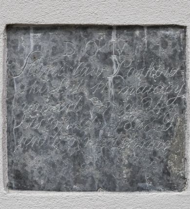 Zdjęcie nr 1: Kamienna tablica epitafijna w kształcie zbliżonym do kwadratu z inskrypcją „D(EO) O(PTIMO) M(AXIMO) / Stanisław Loskow/ski Lat 11. mający / umarł dnia 24 go / Listopada 1828 R(oku) / prosi o westchnie[nie]”.
