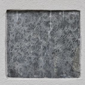 Zdjęcie nr 1: Kamienna tablica epitafijna w kształcie zbliżonym do kwadratu z inskrypcją „D(EO) O(PTIMO) M(AXIMO) / Stanisław Loskow/ski Lat 11. mający / umarł dnia 24 go / Listopada 1828 R(oku) / prosi o westchnie[nie]”.