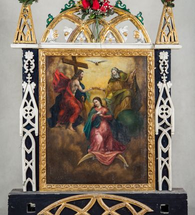 Zdjęcie nr 1: Feretron procesyjny dwustronny, na drewnianej, prostopadłościennej podstawie dekorowanej z jednej strony laskowaniem, z otworami na drążki. Obrazy w kształcie stojącego prostokąta, ujęte po bokach czarnymi listwami pokrytymi białą dekoracją maswerkową. Zwieńczenie ażurowe w formie łuku w „ośli grzbiet”, flankowane trójkątnymi szczytami, które są ażurowe i wypełnione laskowaniem.
 Na obrazie z przedstawieniem Koronacji Marii pośrodku kompozycji ukazana Madonna klęczącą na półksiężycu zwróconym do dołu; po bokach Chrystus i Bóg Ojciec trzymający koronę nad jej głową, powyżej gołębica Ducha Świętego. Maria ukazana frontalnie, klęczy na lewym kolanie, ręce składa na piersi, głowę skręca delikatnie na prawo. Twarz owalna o delikatnych, dziewczęcych rysach okolona długimi, falowanymi, brązowymi włosami opadającymi na plecy. Ubrana w różową suknię opadającą fałdami na półksiężyc, lamowaną pod szyją złotą taśmą oraz niebieski płaszcz, który przerzucony przez lewe ramię rozwiewa się za jej plecami. Po lewej stronie Chrystus ukazany z profilu, w dynamicznym wykroku, prawą ręką podtrzymuje koronę, lewą krzyż. Twarz okalają ciemne, opadające na plecy, falowane włosy i krótka broda. Okryty dwoma bogato fałdującymi się, rozwianymi płaszczami: czerwony otula nogi i plecy, rozwiewając się za plecami, granatowy przerzucony jest przez lewą rękę, rozwiewa się w dolnej partii, tworząc tło dla nóg. Po prawej stronie Bóg Ojciec siedzący frontalnie ponad globem ziemskim pochyla się w stronę Marii. W prawej ręce trzyma koronę, lewą przytrzymuje oparte na kolanie berło. Twarz okalają siwe, falowane włosy i długa broda. Postać ubrana w jasnobrązową suknię z szerokimi rękawami oraz zielony, lamowany płaszcz. Tło kompozycji wypełniają jasnobrązowe obłoki rozświetlone w przestrzeni między czterema postaciami. 
Na drugim obrazie apostołowie św. Piotr i św. Paweł ukazani frontalnie, całopostaciowo, z głowami zwróconymi do siebie. Po prawej stronie św. Piotr, który w prawej ręce złożonej na piersi trzyma klucze, lewą, opuszczoną podtrzymuje zamkniętą księgę. Twarz o wyrazistych rysach, wysokim czole, ściągniętych brwiach i wydatnych kościach policzkowych okalają pukle siwych włosów i krótka broda. Święty ubrany w długą, żółtą tunikę i ciemnoniebieski płaszcz okrywający biodra i lewe ramię. Po lewej stronie św. Paweł, który prawą ręką przytrzymuje oparty ostrzem o ziemię miecz, lewą księgę. Twarz o podobnych wyrazistych rysach okalają długa ciemna broda i grube, falowane włosy. Święty ubrany w czerwoną tunikę i granatowy płaszcz okrywający ramiona i biodra, opadający z tyłu do ziemi. Fałdy szat obydwu postaci obfite, miękkie. Spod szat wystają bose stopy. Wokół głów świetliste nimby. Tło kompozycji jednolite, jasnobrązowe. 
Ramy obrazów zdobione ornamentem geometrycznym imitującym rauty i kaboszony.