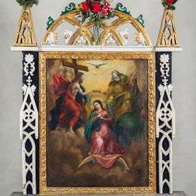 Zdjęcie nr 1: Feretron procesyjny dwustronny, na drewnianej, prostopadłościennej podstawie dekorowanej z jednej strony laskowaniem, z otworami na drążki. Obrazy w kształcie stojącego prostokąta, ujęte po bokach czarnymi listwami pokrytymi białą dekoracją maswerkową. Zwieńczenie ażurowe w formie łuku w „ośli grzbiet”, flankowane trójkątnymi szczytami, które są ażurowe i wypełnione laskowaniem.
 Na obrazie z przedstawieniem Koronacji Marii pośrodku kompozycji ukazana Madonna klęczącą na półksiężycu zwróconym do dołu; po bokach Chrystus i Bóg Ojciec trzymający koronę nad jej głową, powyżej gołębica Ducha Świętego. Maria ukazana frontalnie, klęczy na lewym kolanie, ręce składa na piersi, głowę skręca delikatnie na prawo. Twarz owalna o delikatnych, dziewczęcych rysach okolona długimi, falowanymi, brązowymi włosami opadającymi na plecy. Ubrana w różową suknię opadającą fałdami na półksiężyc, lamowaną pod szyją złotą taśmą oraz niebieski płaszcz, który przerzucony przez lewe ramię rozwiewa się za jej plecami. Po lewej stronie Chrystus ukazany z profilu, w dynamicznym wykroku, prawą ręką podtrzymuje koronę, lewą krzyż. Twarz okalają ciemne, opadające na plecy, falowane włosy i krótka broda. Okryty dwoma bogato fałdującymi się, rozwianymi płaszczami: czerwony otula nogi i plecy, rozwiewając się za plecami, granatowy przerzucony jest przez lewą rękę, rozwiewa się w dolnej partii, tworząc tło dla nóg. Po prawej stronie Bóg Ojciec siedzący frontalnie ponad globem ziemskim pochyla się w stronę Marii. W prawej ręce trzyma koronę, lewą przytrzymuje oparte na kolanie berło. Twarz okalają siwe, falowane włosy i długa broda. Postać ubrana w jasnobrązową suknię z szerokimi rękawami oraz zielony, lamowany płaszcz. Tło kompozycji wypełniają jasnobrązowe obłoki rozświetlone w przestrzeni między czterema postaciami. 
Na drugim obrazie apostołowie św. Piotr i św. Paweł ukazani frontalnie, całopostaciowo, z głowami zwróconymi do siebie. Po prawej stronie św. Piotr, który w prawej ręce złożonej na piersi trzyma klucze, lewą, opuszczoną podtrzymuje zamkniętą księgę. Twarz o wyrazistych rysach, wysokim czole, ściągniętych brwiach i wydatnych kościach policzkowych okalają pukle siwych włosów i krótka broda. Święty ubrany w długą, żółtą tunikę i ciemnoniebieski płaszcz okrywający biodra i lewe ramię. Po lewej stronie św. Paweł, który prawą ręką przytrzymuje oparty ostrzem o ziemię miecz, lewą księgę. Twarz o podobnych wyrazistych rysach okalają długa ciemna broda i grube, falowane włosy. Święty ubrany w czerwoną tunikę i granatowy płaszcz okrywający ramiona i biodra, opadający z tyłu do ziemi. Fałdy szat obydwu postaci obfite, miękkie. Spod szat wystają bose stopy. Wokół głów świetliste nimby. Tło kompozycji jednolite, jasnobrązowe. 
Ramy obrazów zdobione ornamentem geometrycznym imitującym rauty i kaboszony.