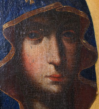 Zdjęcie nr 5: Feretron dwustronny, z podstawą prostopadłościenną, wyciętą od dołu, z otworami na drążki. Na podstawie obrazy z przedstawieniem Matki Boskiej z Dzieciątkiem oraz Dzieciątka w typie Emmanuela ujęte drewnianą ramą. Po bokach i od góry ażurowe obramienia utworzone ze splotu ornamentu małżowinowo-chrząstkowego. W zwieńczeniu kartusz z owalnym polem z reprodukcjami „Tondo Doni" Michała Anioła i na odwrociu „Madonna z Księgą" Rafaela Santi. 
Matka Boska z Dzieciątkiem w typie Matki Boskiej Śnieżnej została ukazana w trzech czwartych, z Dzieciątkiem na lewym ramieniu i skrzyżowanymi dłońmi, w lewej trzyma białą chustę. Maria ma pociągłą twarz o wyrazistych rysach: oczy migdałowate, nos prosty, szeroki, usta niewielkie. Jest ubrana w białą suknię lamowaną pod szyją złotą taśmą; granatowy płaszcz z brązową podszewką okrywający głowę i ramiona, z krzyżem równoramiennym na wysokości czoła i sześcioramienną gwiazdą na prawym boku. Dzieciątko zwrócone w prawą stronę, prawą rączkę unosi w geście błogosławieństwa, w lewej trzyma zamkniętą księgę. Okrągłą twarz o ostrych rysach okalają pukle ciemnych włosów. Dzieciątko ubrane w jasnożółtą sukienkę obwiedzioną pod szyją złotą taśmą i brązowy płaszcz otulający nogi, na stopach sandały. Wokół głów postaci żółte, okrągłe nimby. Tło obrazu jednolite, ciemnobrązowe.  
Na drugim obrazie przedstawiono Dzieciątko Jezus w typie Emmanuela stojące na hierogramie IHS . Ukazane frontalnie, z prawą ręką uniesioną w geście błogosławieństwa, w lewej trzyma glob ziemski  zwieńczony krzyżem(jabłko królewskie). Twarz Dzieciątka o mało zindywidualizowanych, nieco „postarzonych” rysach, okrągłej twarzy, z wyraźnie zaznaczonym małym podbródkiem okalają jasne, falowane włosy, wokół głowy jasny nimb. Tunika czerwona, lamowana pod szyją i przy rękawach złotą taśmą, przepasana białą szarfą, której końce rozwiewają się przy prawym biodrze oraz granatowy, rozwiany płaszcz widoczny za plecami. Postać jest ukazana na żółtym tle otoczonym  z trzech stron ciemnymi obłokami i z uskrzydlonymi główkami aniołków: dwie symetrycznie po obu stronach Dzieciątka i dwie na dole. 