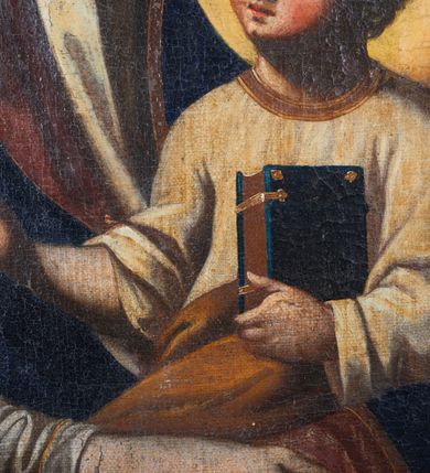 Zdjęcie nr 3: Feretron dwustronny, z podstawą prostopadłościenną, wyciętą od dołu, z otworami na drążki. Na podstawie obrazy z przedstawieniem Matki Boskiej z Dzieciątkiem oraz Dzieciątka w typie Emmanuela ujęte drewnianą ramą. Po bokach i od góry ażurowe obramienia utworzone ze splotu ornamentu małżowinowo-chrząstkowego. W zwieńczeniu kartusz z owalnym polem z reprodukcjami „Tondo Doni" Michała Anioła i na odwrociu „Madonna z Księgą" Rafaela Santi. 
Matka Boska z Dzieciątkiem w typie Matki Boskiej Śnieżnej została ukazana w trzech czwartych, z Dzieciątkiem na lewym ramieniu i skrzyżowanymi dłońmi, w lewej trzyma białą chustę. Maria ma pociągłą twarz o wyrazistych rysach: oczy migdałowate, nos prosty, szeroki, usta niewielkie. Jest ubrana w białą suknię lamowaną pod szyją złotą taśmą; granatowy płaszcz z brązową podszewką okrywający głowę i ramiona, z krzyżem równoramiennym na wysokości czoła i sześcioramienną gwiazdą na prawym boku. Dzieciątko zwrócone w prawą stronę, prawą rączkę unosi w geście błogosławieństwa, w lewej trzyma zamkniętą księgę. Okrągłą twarz o ostrych rysach okalają pukle ciemnych włosów. Dzieciątko ubrane w jasnożółtą sukienkę obwiedzioną pod szyją złotą taśmą i brązowy płaszcz otulający nogi, na stopach sandały. Wokół głów postaci żółte, okrągłe nimby. Tło obrazu jednolite, ciemnobrązowe.  
Na drugim obrazie przedstawiono Dzieciątko Jezus w typie Emmanuela stojące na hierogramie IHS . Ukazane frontalnie, z prawą ręką uniesioną w geście błogosławieństwa, w lewej trzyma glob ziemski  zwieńczony krzyżem(jabłko królewskie). Twarz Dzieciątka o mało zindywidualizowanych, nieco „postarzonych” rysach, okrągłej twarzy, z wyraźnie zaznaczonym małym podbródkiem okalają jasne, falowane włosy, wokół głowy jasny nimb. Tunika czerwona, lamowana pod szyją i przy rękawach złotą taśmą, przepasana białą szarfą, której końce rozwiewają się przy prawym biodrze oraz granatowy, rozwiany płaszcz widoczny za plecami. Postać jest ukazana na żółtym tle otoczonym  z trzech stron ciemnymi obłokami i z uskrzydlonymi główkami aniołków: dwie symetrycznie po obu stronach Dzieciątka i dwie na dole. 