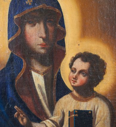 Zdjęcie nr 2: Feretron dwustronny, z podstawą prostopadłościenną, wyciętą od dołu, z otworami na drążki. Na podstawie obrazy z przedstawieniem Matki Boskiej z Dzieciątkiem oraz Dzieciątka w typie Emmanuela ujęte drewnianą ramą. Po bokach i od góry ażurowe obramienia utworzone ze splotu ornamentu małżowinowo-chrząstkowego. W zwieńczeniu kartusz z owalnym polem z reprodukcjami „Tondo Doni&quot; Michała Anioła i na odwrociu „Madonna z Księgą&quot; Rafaela Santi. 
Matka Boska z Dzieciątkiem w typie Matki Boskiej Śnieżnej została ukazana w trzech czwartych, z Dzieciątkiem na lewym ramieniu i skrzyżowanymi dłońmi, w lewej trzyma białą chustę. Maria ma pociągłą twarz o wyrazistych rysach: oczy migdałowate, nos prosty, szeroki, usta niewielkie. Jest ubrana w białą suknię lamowaną pod szyją złotą taśmą; granatowy płaszcz z brązową podszewką okrywający głowę i ramiona, z krzyżem równoramiennym na wysokości czoła i sześcioramienną gwiazdą na prawym boku. Dzieciątko zwrócone w prawą stronę, prawą rączkę unosi w geście błogosławieństwa, w lewej trzyma zamkniętą księgę. Okrągłą twarz o ostrych rysach okalają pukle ciemnych włosów. Dzieciątko ubrane w jasnożółtą sukienkę obwiedzioną pod szyją złotą taśmą i brązowy płaszcz otulający nogi, na stopach sandały. Wokół głów postaci żółte, okrągłe nimby. Tło obrazu jednolite, ciemnobrązowe.  
Na drugim obrazie przedstawiono Dzieciątko Jezus w typie Emmanuela stojące na hierogramie IHS . Ukazane frontalnie, z prawą ręką uniesioną w geście błogosławieństwa, w lewej trzyma glob ziemski  zwieńczony krzyżem(jabłko królewskie). Twarz Dzieciątka o mało zindywidualizowanych, nieco „postarzonych” rysach, okrągłej twarzy, z wyraźnie zaznaczonym małym podbródkiem okalają jasne, falowane włosy, wokół głowy jasny nimb. Tunika czerwona, lamowana pod szyją i przy rękawach złotą taśmą, przepasana białą szarfą, której końce rozwiewają się przy prawym biodrze oraz granatowy, rozwiany płaszcz widoczny za plecami. Postać jest ukazana na żółtym tle otoczonym  z trzech stron ciemnymi obłokami i z uskrzydlonymi główkami aniołków: dwie symetrycznie po obu stronach Dzieciątka i dwie na dole. 