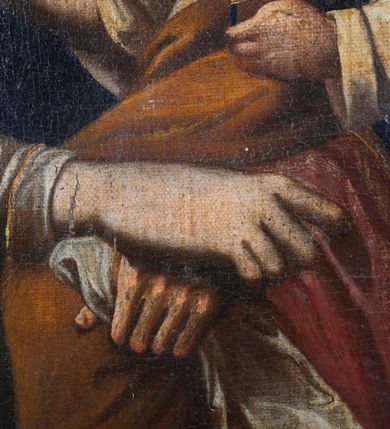 Zdjęcie nr 4: Feretron dwustronny, z podstawą prostopadłościenną, wyciętą od dołu, z otworami na drążki. Na podstawie obrazy z przedstawieniem Matki Boskiej z Dzieciątkiem oraz Dzieciątka w typie Emmanuela ujęte drewnianą ramą. Po bokach i od góry ażurowe obramienia utworzone ze splotu ornamentu małżowinowo-chrząstkowego. W zwieńczeniu kartusz z owalnym polem z reprodukcjami „Tondo Doni" Michała Anioła i na odwrociu „Madonna z Księgą" Rafaela Santi. 
Matka Boska z Dzieciątkiem w typie Matki Boskiej Śnieżnej została ukazana w trzech czwartych, z Dzieciątkiem na lewym ramieniu i skrzyżowanymi dłońmi, w lewej trzyma białą chustę. Maria ma pociągłą twarz o wyrazistych rysach: oczy migdałowate, nos prosty, szeroki, usta niewielkie. Jest ubrana w białą suknię lamowaną pod szyją złotą taśmą; granatowy płaszcz z brązową podszewką okrywający głowę i ramiona, z krzyżem równoramiennym na wysokości czoła i sześcioramienną gwiazdą na prawym boku. Dzieciątko zwrócone w prawą stronę, prawą rączkę unosi w geście błogosławieństwa, w lewej trzyma zamkniętą księgę. Okrągłą twarz o ostrych rysach okalają pukle ciemnych włosów. Dzieciątko ubrane w jasnożółtą sukienkę obwiedzioną pod szyją złotą taśmą i brązowy płaszcz otulający nogi, na stopach sandały. Wokół głów postaci żółte, okrągłe nimby. Tło obrazu jednolite, ciemnobrązowe.  
Na drugim obrazie przedstawiono Dzieciątko Jezus w typie Emmanuela stojące na hierogramie IHS . Ukazane frontalnie, z prawą ręką uniesioną w geście błogosławieństwa, w lewej trzyma glob ziemski  zwieńczony krzyżem(jabłko królewskie). Twarz Dzieciątka o mało zindywidualizowanych, nieco „postarzonych” rysach, okrągłej twarzy, z wyraźnie zaznaczonym małym podbródkiem okalają jasne, falowane włosy, wokół głowy jasny nimb. Tunika czerwona, lamowana pod szyją i przy rękawach złotą taśmą, przepasana białą szarfą, której końce rozwiewają się przy prawym biodrze oraz granatowy, rozwiany płaszcz widoczny za plecami. Postać jest ukazana na żółtym tle otoczonym  z trzech stron ciemnymi obłokami i z uskrzydlonymi główkami aniołków: dwie symetrycznie po obu stronach Dzieciątka i dwie na dole. 