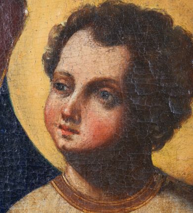 Zdjęcie nr 6: Feretron dwustronny, z podstawą prostopadłościenną, wyciętą od dołu, z otworami na drążki. Na podstawie obrazy z przedstawieniem Matki Boskiej z Dzieciątkiem oraz Dzieciątka w typie Emmanuela ujęte drewnianą ramą. Po bokach i od góry ażurowe obramienia utworzone ze splotu ornamentu małżowinowo-chrząstkowego. W zwieńczeniu kartusz z owalnym polem z reprodukcjami „Tondo Doni" Michała Anioła i na odwrociu „Madonna z Księgą" Rafaela Santi. 
Matka Boska z Dzieciątkiem w typie Matki Boskiej Śnieżnej została ukazana w trzech czwartych, z Dzieciątkiem na lewym ramieniu i skrzyżowanymi dłońmi, w lewej trzyma białą chustę. Maria ma pociągłą twarz o wyrazistych rysach: oczy migdałowate, nos prosty, szeroki, usta niewielkie. Jest ubrana w białą suknię lamowaną pod szyją złotą taśmą; granatowy płaszcz z brązową podszewką okrywający głowę i ramiona, z krzyżem równoramiennym na wysokości czoła i sześcioramienną gwiazdą na prawym boku. Dzieciątko zwrócone w prawą stronę, prawą rączkę unosi w geście błogosławieństwa, w lewej trzyma zamkniętą księgę. Okrągłą twarz o ostrych rysach okalają pukle ciemnych włosów. Dzieciątko ubrane w jasnożółtą sukienkę obwiedzioną pod szyją złotą taśmą i brązowy płaszcz otulający nogi, na stopach sandały. Wokół głów postaci żółte, okrągłe nimby. Tło obrazu jednolite, ciemnobrązowe.  
Na drugim obrazie przedstawiono Dzieciątko Jezus w typie Emmanuela stojące na hierogramie IHS . Ukazane frontalnie, z prawą ręką uniesioną w geście błogosławieństwa, w lewej trzyma glob ziemski  zwieńczony krzyżem(jabłko królewskie). Twarz Dzieciątka o mało zindywidualizowanych, nieco „postarzonych” rysach, okrągłej twarzy, z wyraźnie zaznaczonym małym podbródkiem okalają jasne, falowane włosy, wokół głowy jasny nimb. Tunika czerwona, lamowana pod szyją i przy rękawach złotą taśmą, przepasana białą szarfą, której końce rozwiewają się przy prawym biodrze oraz granatowy, rozwiany płaszcz widoczny za plecami. Postać jest ukazana na żółtym tle otoczonym  z trzech stron ciemnymi obłokami i z uskrzydlonymi główkami aniołków: dwie symetrycznie po obu stronach Dzieciątka i dwie na dole. 