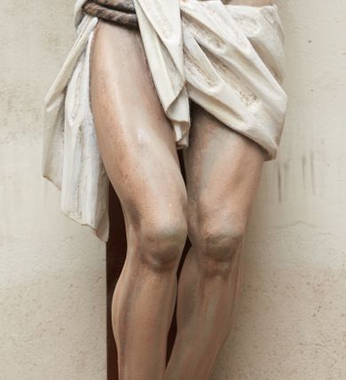 Zdjęcie nr 3: Pełnoplastyczna, polichromowana figura Chrystusa na krzyżu. Sylwetka zmarłego jest smukła, o naturalnej karnacji,  z wyraźnie zaznaczoną muskulaturą i układem kostnym. Ramiona uniesione do góry tworzą łuk, nogi są lekko ugięte w kolanach. Głowa opada nisko na prawe ramię, twarz pociągła, oczy zamknięte, nos szpiczasty o prostym profilu, usta lekko otwarte. Na prawe ramię spływa pasmo długich włosów, krótka broda dzieli się na dwa pukle. Na głowie korona cierniowa, biodra przewiązane białym, krótkim perizonium podtrzymywanym podwójnym sznurem, opadające pionowymi fałdami na prawy bok. Na ciele Chrystusa widoczne są ślady męki: przebity bok, dłonie oraz stopy. Nad głową titulus z napisem „INRI”.
