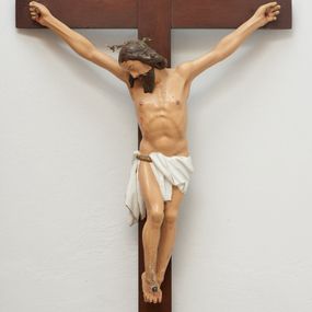 Zdjęcie nr 1: Pełnoplastyczna figura Chrystusa na prostym krzyżu. Sylwetka zmarłego z wyraźnie zarysowaną muskulaturą, ramiona uniesione do góry tworzą łuk, palce dłoni zgięte, nogi lekko ugięte w kolanach. Głowa opada na prawe ramię, twarz pociągła pozbawiona cech indywidualnych, oczy i usta zamknięte. Na prawy bark spływa pukiel długich włosów, broda długa. Na głowie cienka zielono-brązowa korona cierniowa. Perizonium krótkie, białe ze złotą lamówką, podtrzymywane sznurem, opadające kaskadami na prawy bok. Na ciele Chrystusa czerwoną farbą zaznaczone ślady męki: przebity bok, dłonie i  skrzyżowane stopy w miejscach przebicia gwoździami. Nad głową titulus z napisem „INRI”. W partiach ciała polichromia naturalistyczna.
