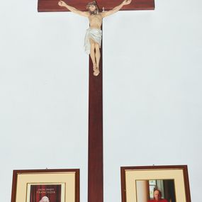 Zdjęcie nr 1: Pełnoplastyczna, polichromowana figura Chrystusa na krzyżu. Sylwetka zmarłego Chrystusa smukła, o naturalnej karnacji,  z delikatnie zarysowaną muskulaturą. Ramiona uniesione do góry tworzą łuk palce dłoni wyprostowane. Nogi lekko ugięte w kolanach. Głowa nieznacznie przechylona w prawą stronę , twarz pociągła, oczy i usta zamknięte, nos szpiczasty o prostym profilu. Na prawe ramię spływa pukiel włosów, broda krótka, ciemnobrązowa. Na głowie brązowa korona cierniowa. Perizonium krótkie, białe, ukośnie udrapowane, z węzłem i kaskadą fałd sięgającą połowy prawej łydki. Dłonie i skrzyżowane stopy przebite gwoździami, ślad krwi przy ranie w boku. Krzyż współczesny.